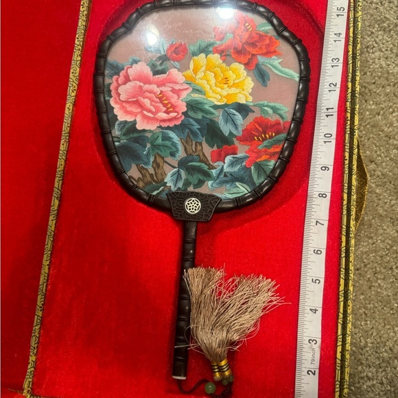 Chinese Silk Embroidered Fan with Ornate Stand – Antique Display in Original Box - Picture 10 of 14